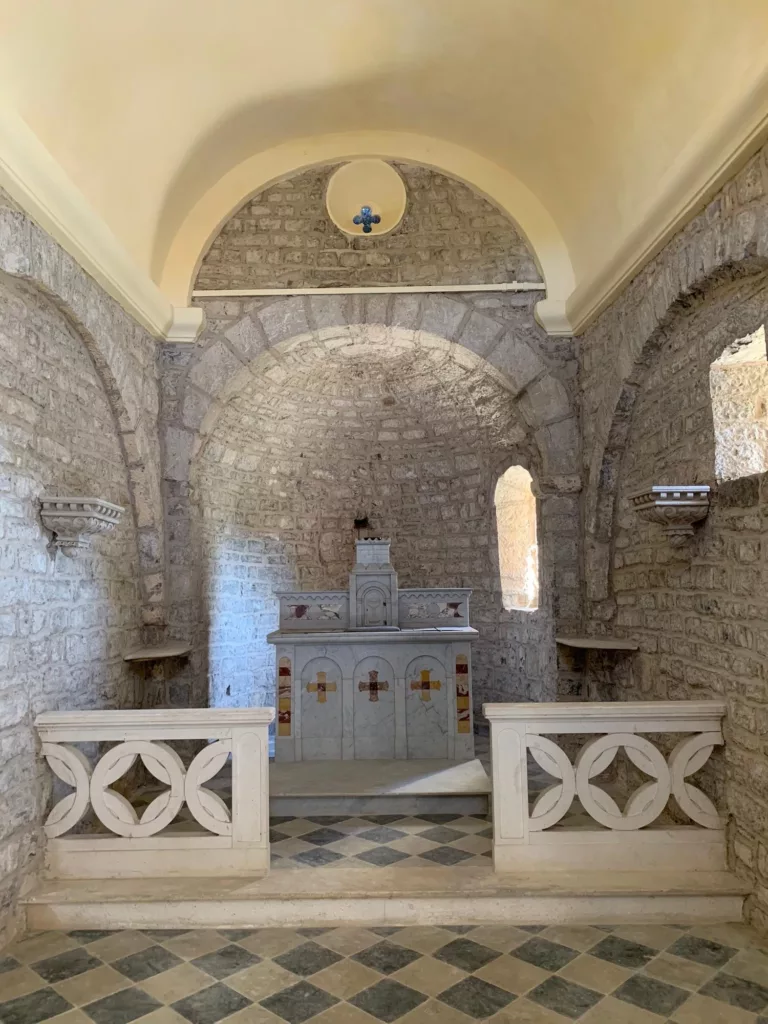 intérieur de la chapelle rurale notre dame des salles